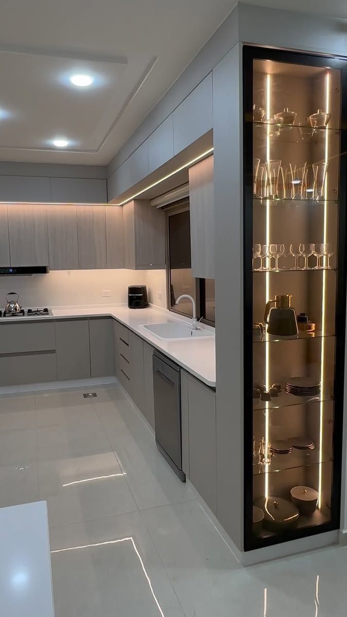 تفصيل مطبخ مودرن أبيض لامع في شمال الرياض - مطابخ خبراء الرياض