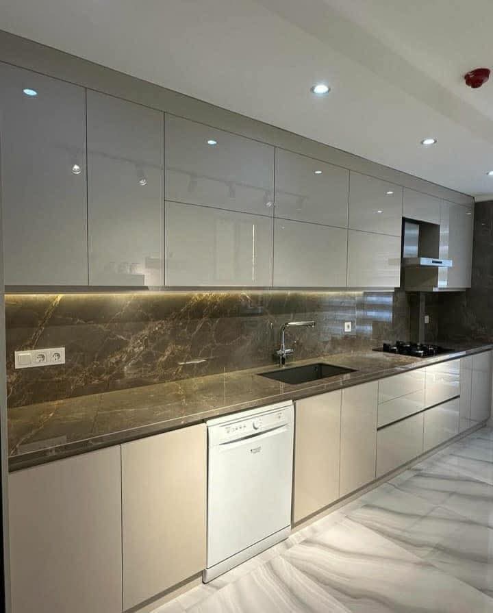 تفصيل مطبخ مودرن أبيض لامع في شمال الرياض - مطابخ خبراء الرياض