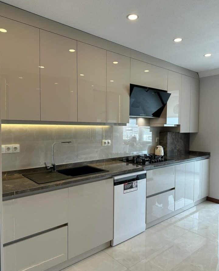تفصيل مطبخ مودرن أبيض لامع في شمال الرياض - مطابخ خبراء الرياض