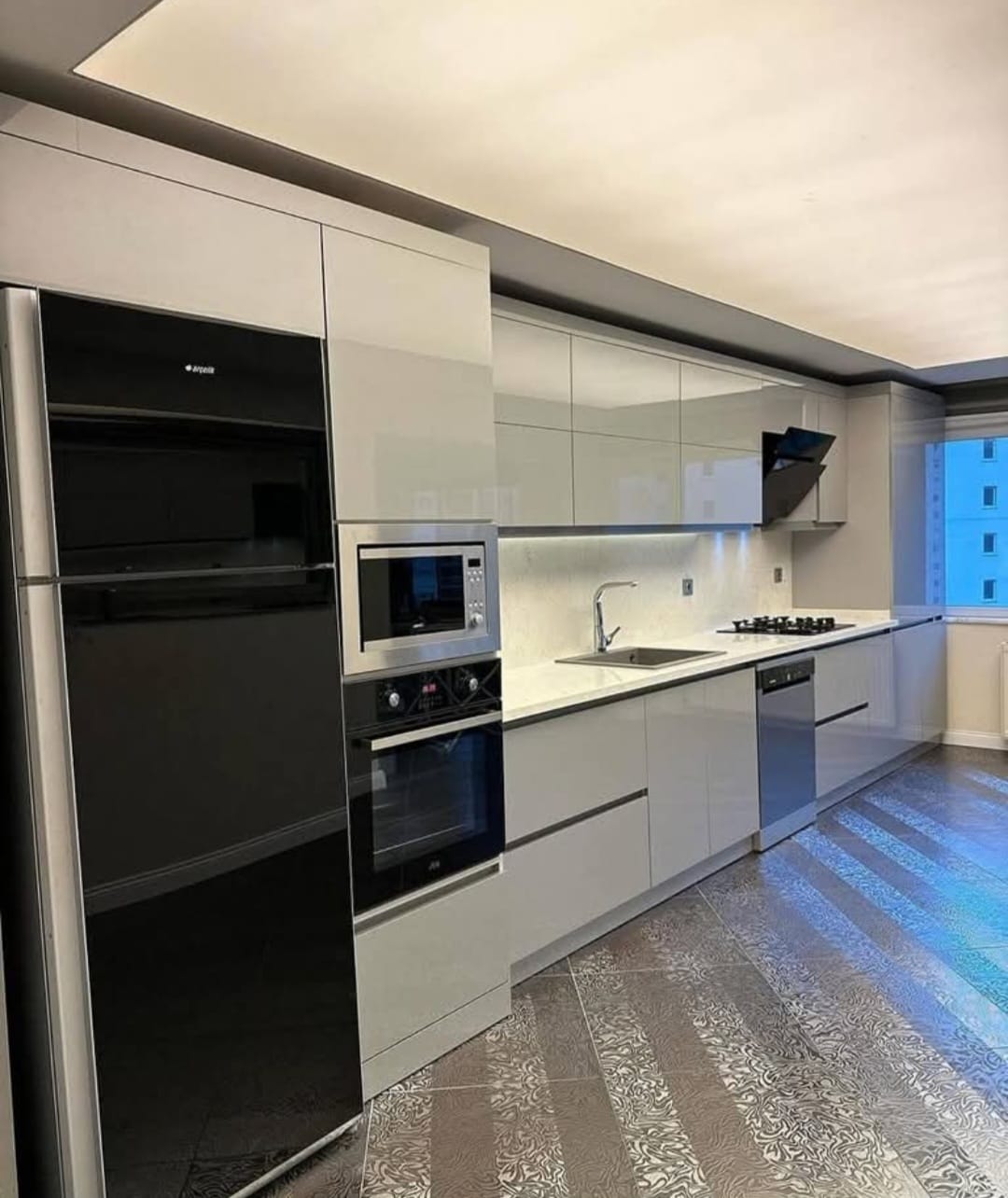 تصميم مطبخ نيو كلاسيك فخم بالرياض مع جزيرة - مطابخ خبراء الرياض